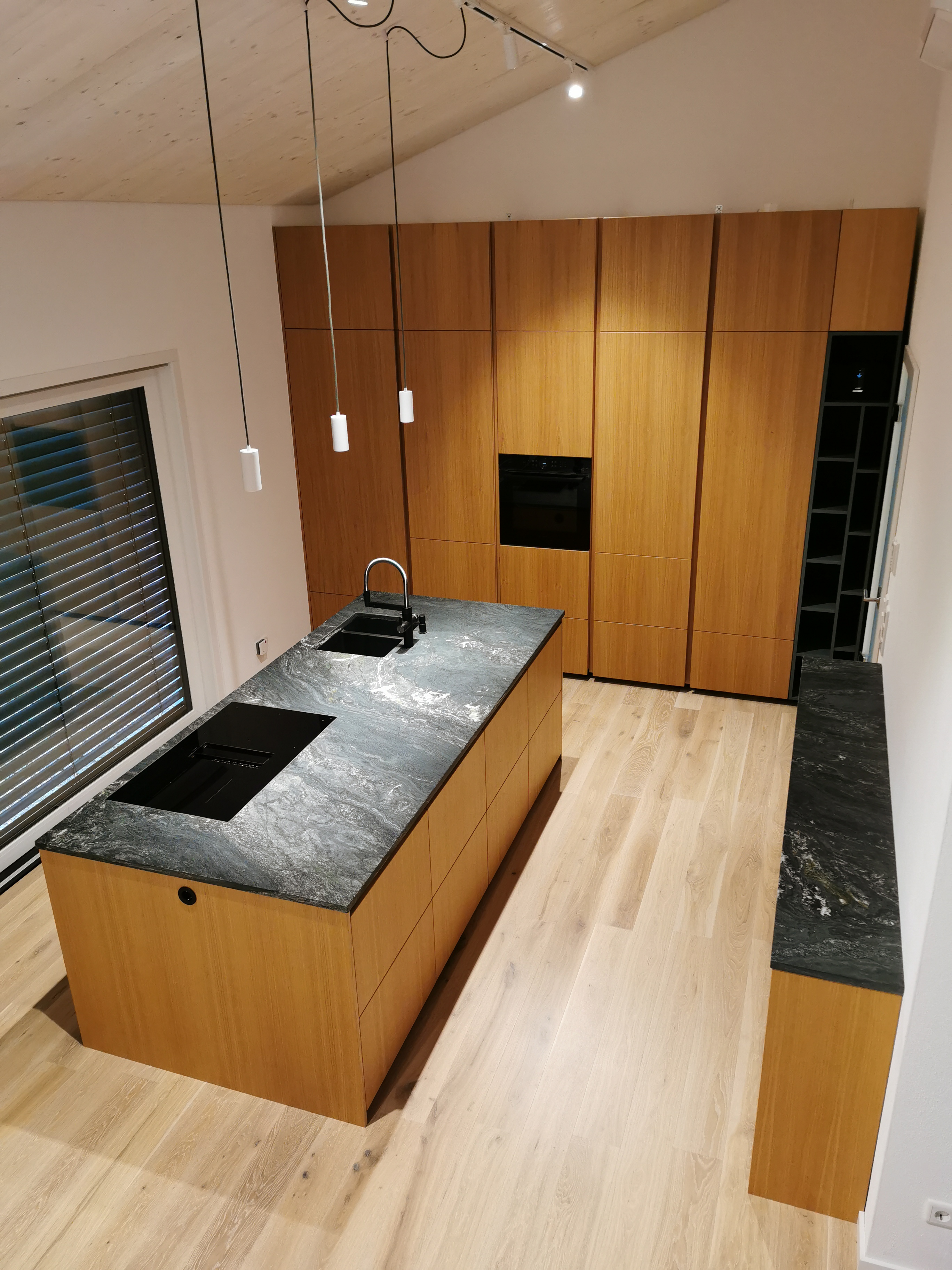 Küche von Kirchner — Premium-Granit-Arbeitsplatte mit Eichenholz-Unterbau