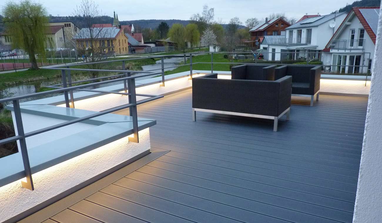 Premium-Terrasse mit UPM-ProFi-Dielen bei Abendlicht — Projekt Kirchner
